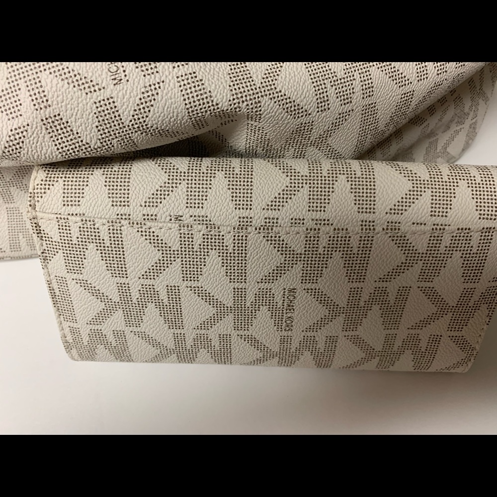 MICHAEL Michael Kors Fulton Flap Continental vanilla in color
